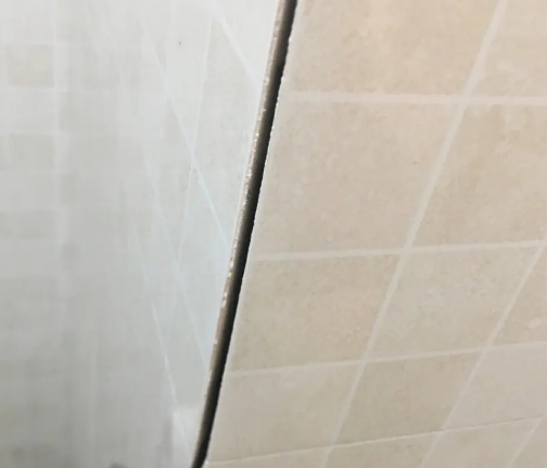 多伦瓷砖空鼓维修公司分享阳台瓷砖脱落的修复过程可以分为以下几个步骤